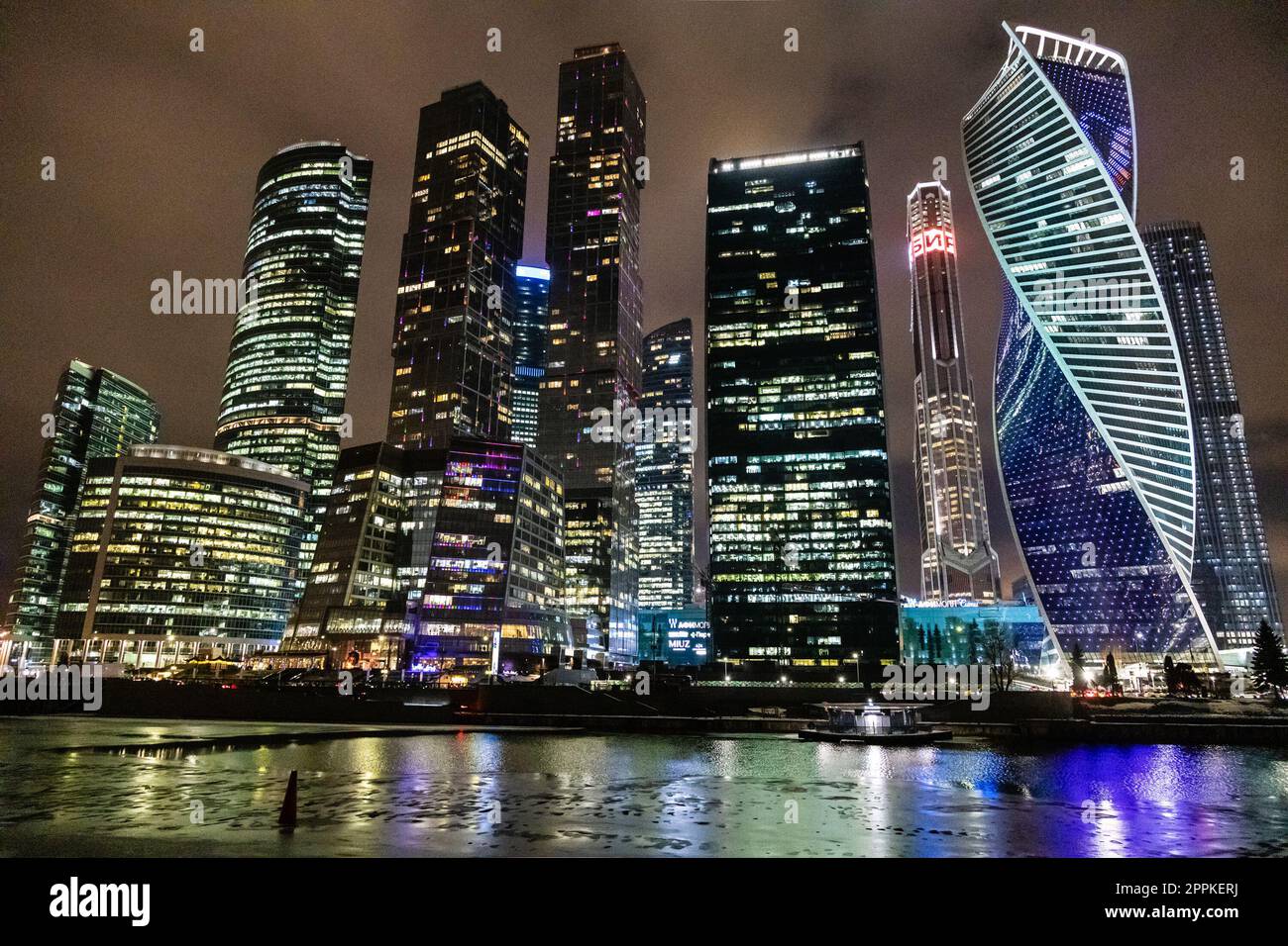 Gratte-ciel illuminé à Moscou- ville dans la nuit Banque D'Images