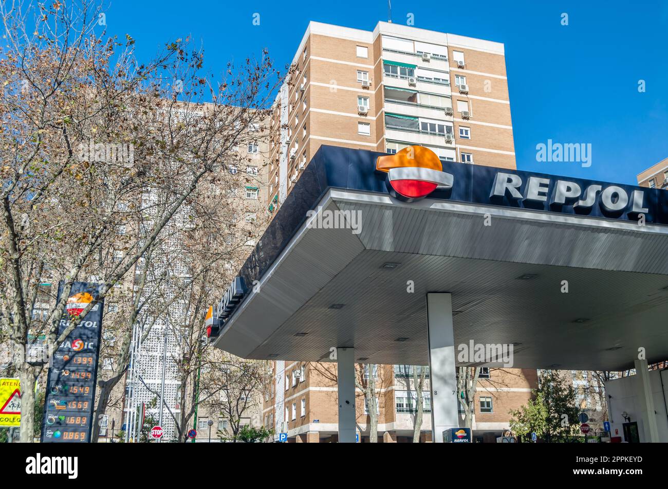 MADRID, ESPAGNE - 27 DÉCEMBRE 2021 : Station d'essence Repsol à Madrid, Espagne, Repsol est une multinationale espagnole de l'énergie et de la pétrochimie, dont le siège social est à Madrid, fondée en 1987 Banque D'Images