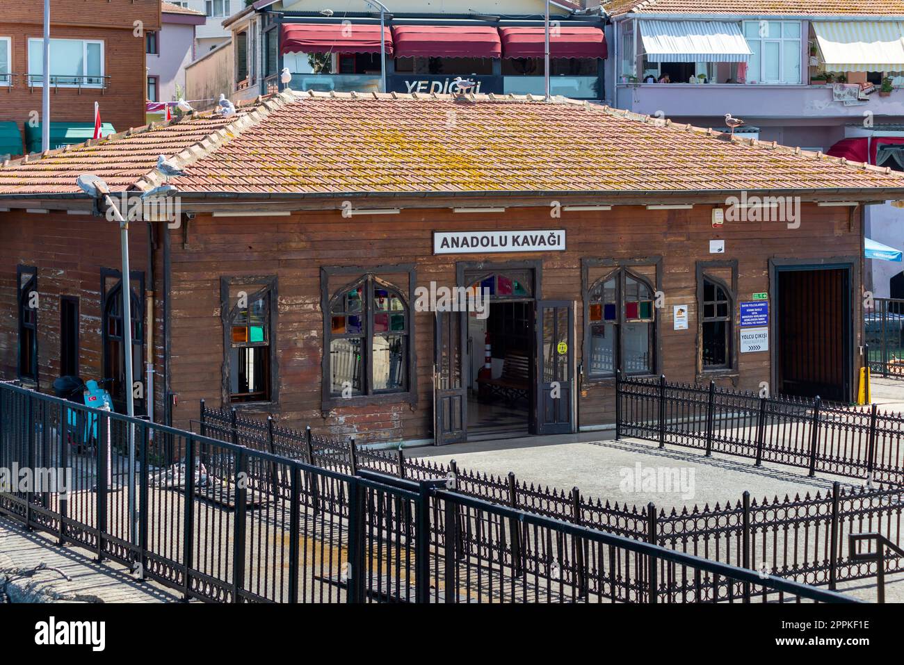 Détroit du Bosphore, terminal de ferry d'Anadolu Kavagi avec des arbres verts denses en arrière-plan, Istanbul, Turquie Banque D'Images
