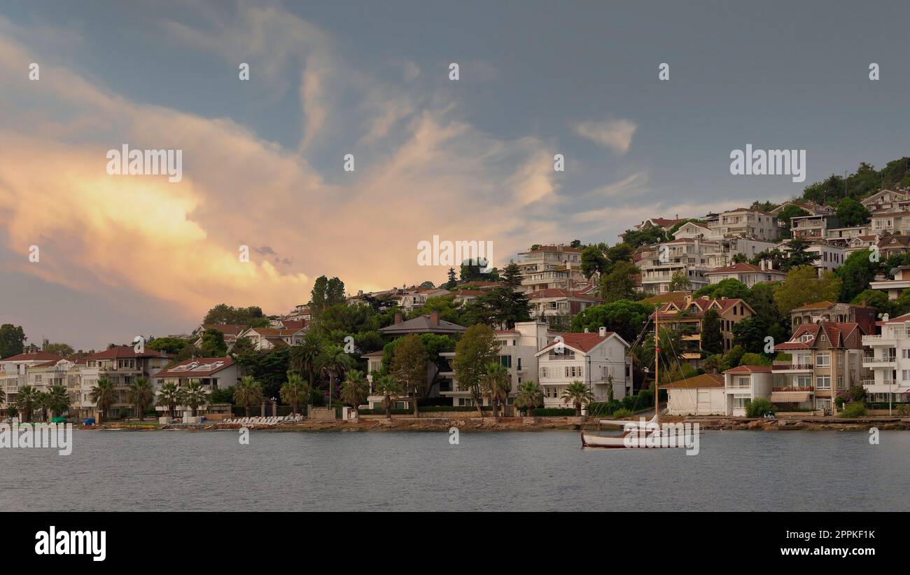 Vue sur les collines de l'île de Kinaliada depuis la mer de Marmara, avec maisons d'été traditionnelles et bateaux, Istanbul, Turquie Banque D'Images