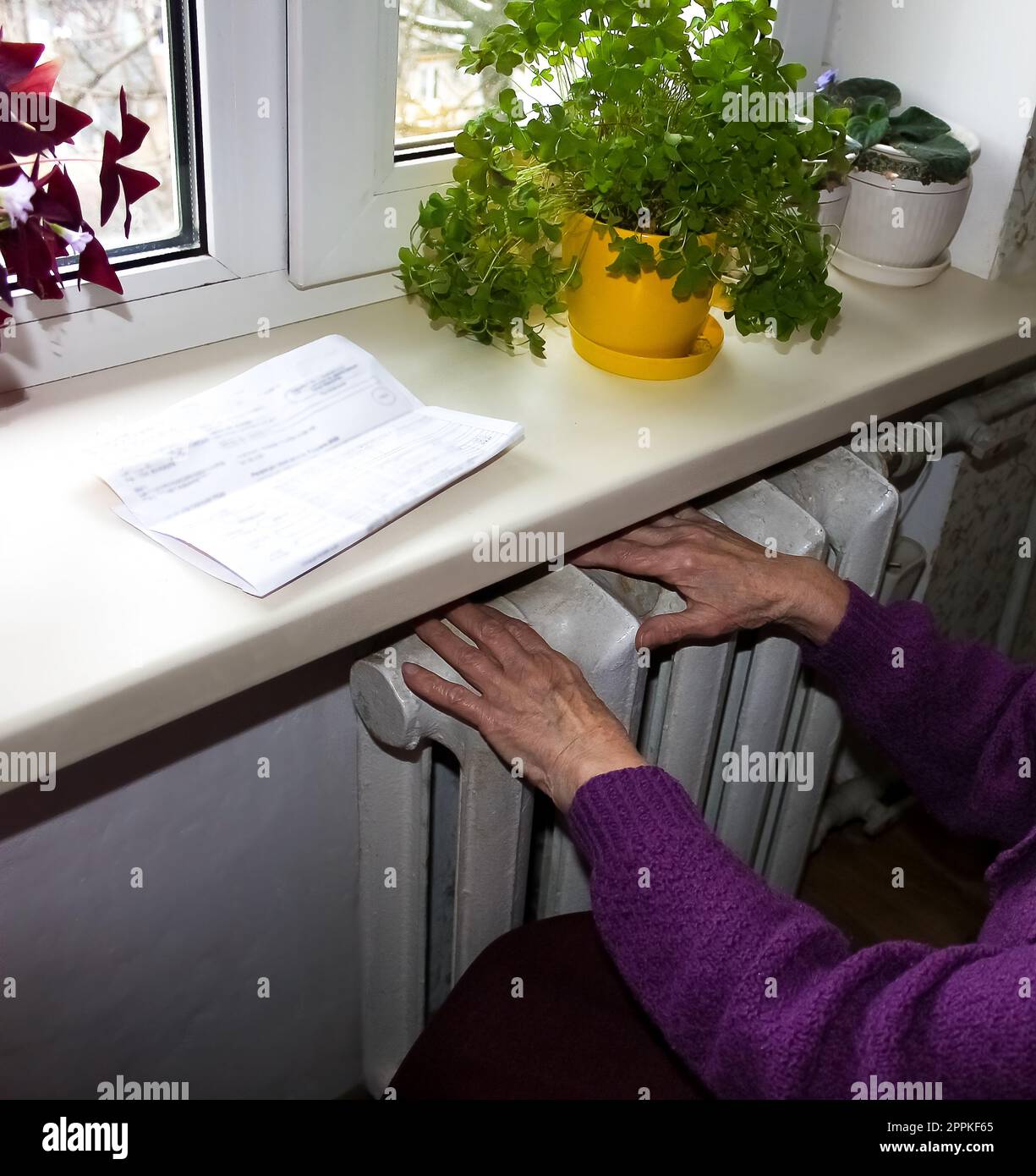 Woman holding cash en face de chauffage radiateur. Le paiement pour le chauffage en hiver. Focus sélectif. Banque D'Images