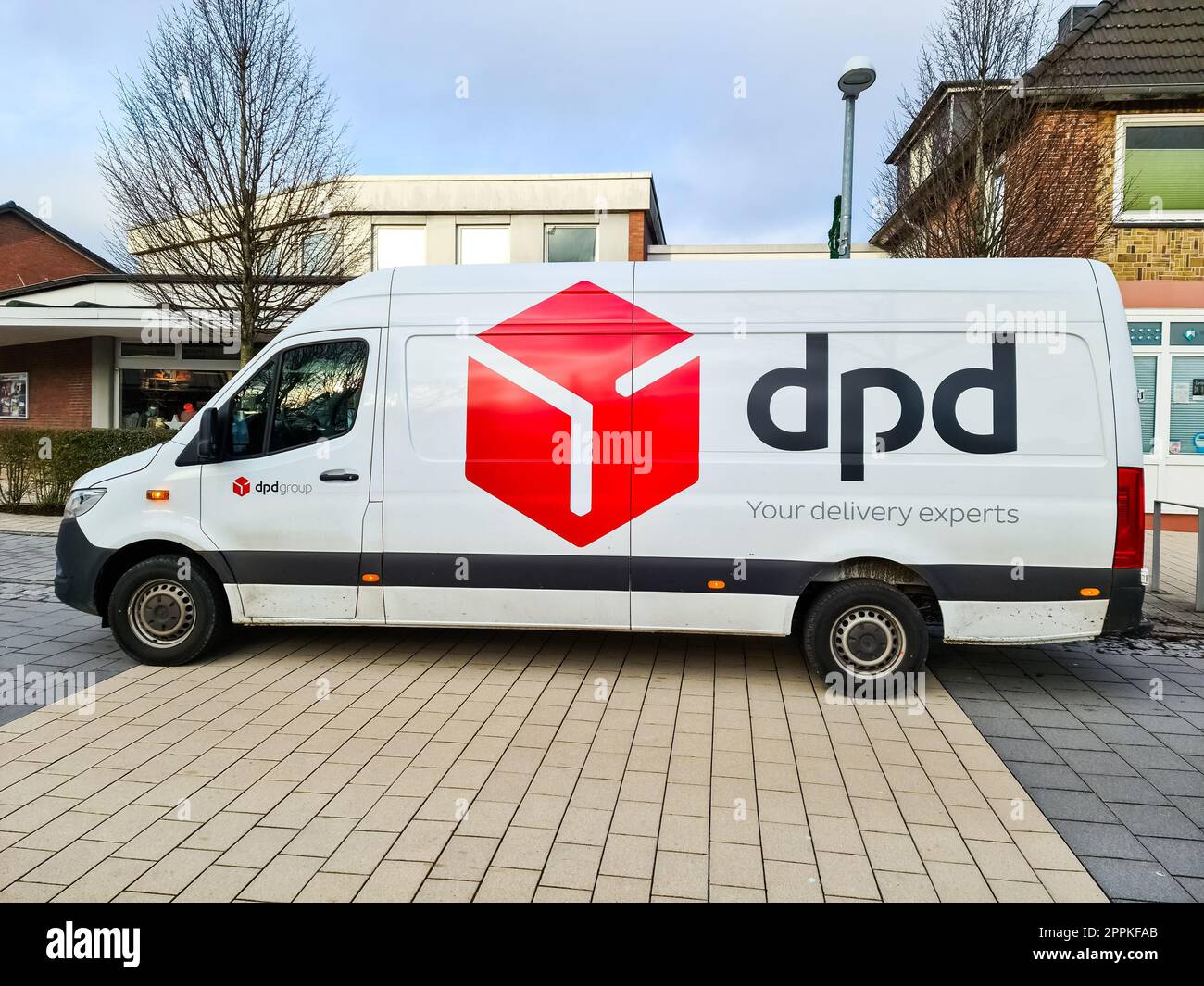 Kiel, Allemagne - 11 février 2023 : fourgonnette de la société de livraison DPD garée sur une route. Banque D'Images