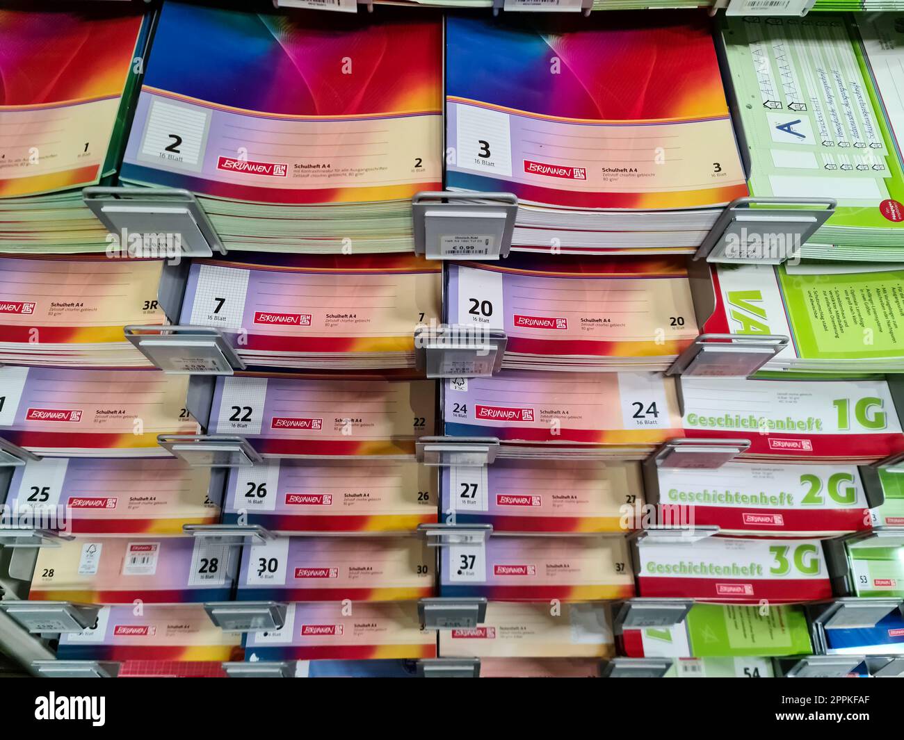 Kiel, Allemagne - 11 février 2023 : une pile de cahiers colorés de la marque Brunnen dans un supermarché. Banque D'Images