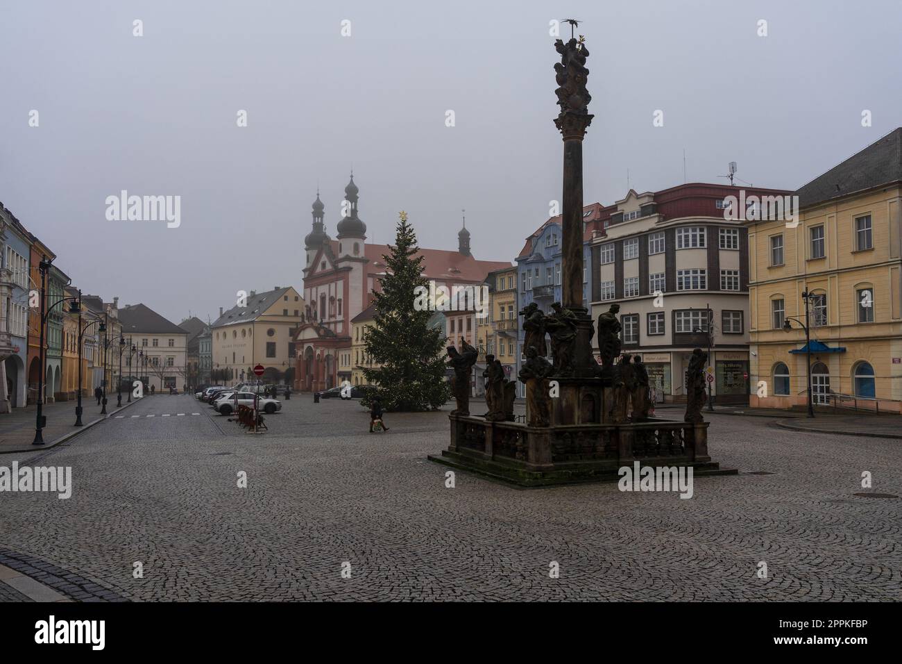 CHOMUTOV, RÉPUBLIQUE TCHÈQUE - 04 DÉCEMBRE 2022 : rues de la vieille ville avant Noël. La place de la vieille ville, au premier plan est la colonne de la Sainte Trinité. Banque D'Images