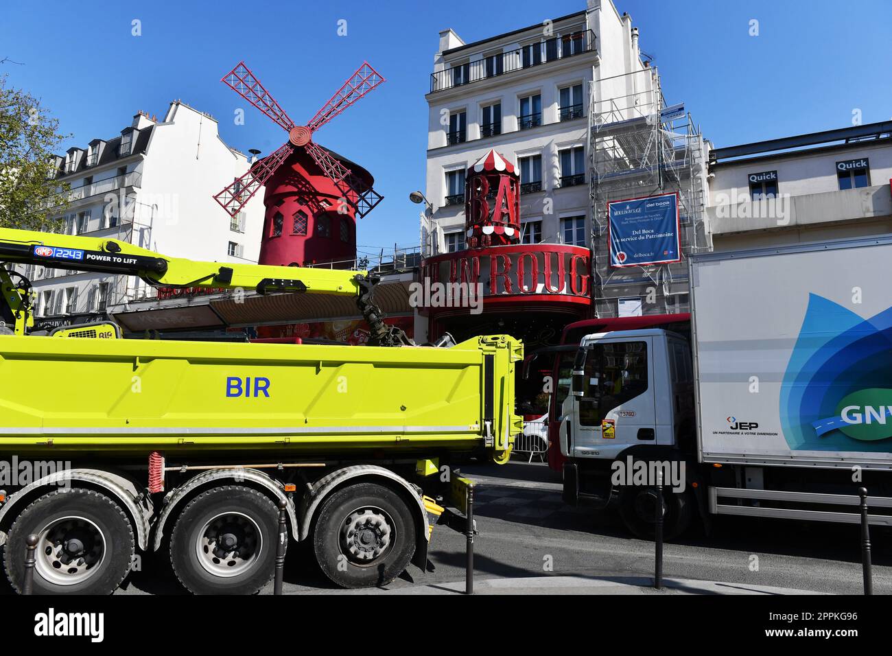 Trucks Traffic Jam à Montmartre - Paris - France Banque D'Images