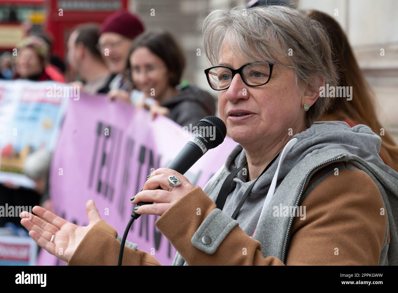 Londres, Royaume-Uni. 24 avril 2023. L'ancienne dirigeante du Parti Vert, la baronne Natalie Bennett, s'adresse à un piquet du peuple par « Media Tell the Truth » au ministère de la Culture, des médias et du Sport lors de la dernière des quatre jours de manifestations contre le climat initiées par la rébellion de l'extinction et soutenues par plus de 200 organisations, dont des groupes environnementaux, des ONG et des syndicats. Ils exigent que le gouvernement cesse d'accorder des licences, de financer et d'approuver de nouveaux projets de combustibles fossiles, et qu'il crée des « assemblées de citoyens » pour s'attaquer à la crise climatique. Crédit : Ron Fassbender/Alamy Live News. Banque D'Images
