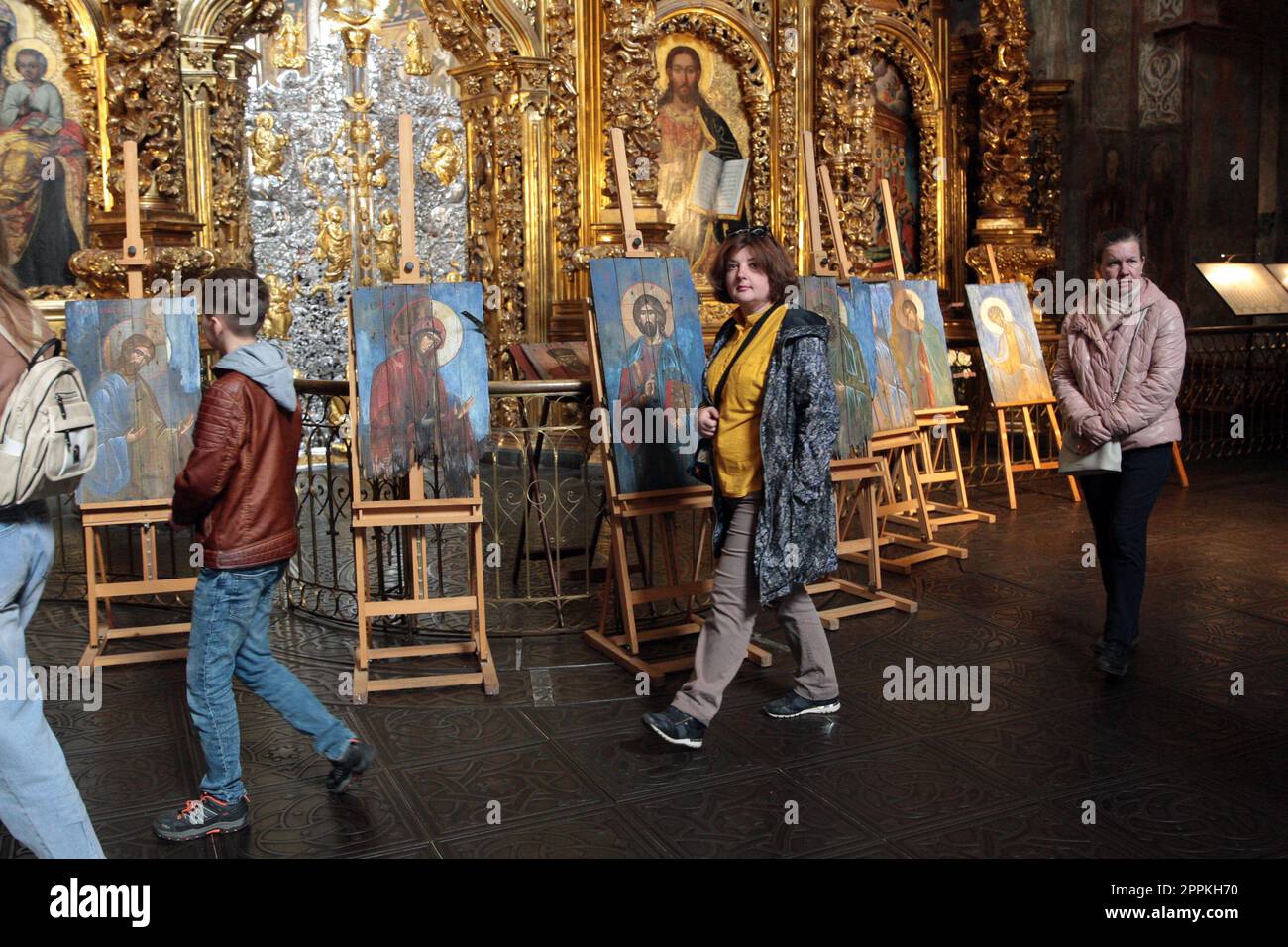 KIEV, UKRAINE - le 22 AVRIL 2023 - les gens regardent les pièces d'exposition du Deisis de Sophia, une série d'icônes créées par Oleksandr Klymenko et Sonia Atlan Banque D'Images