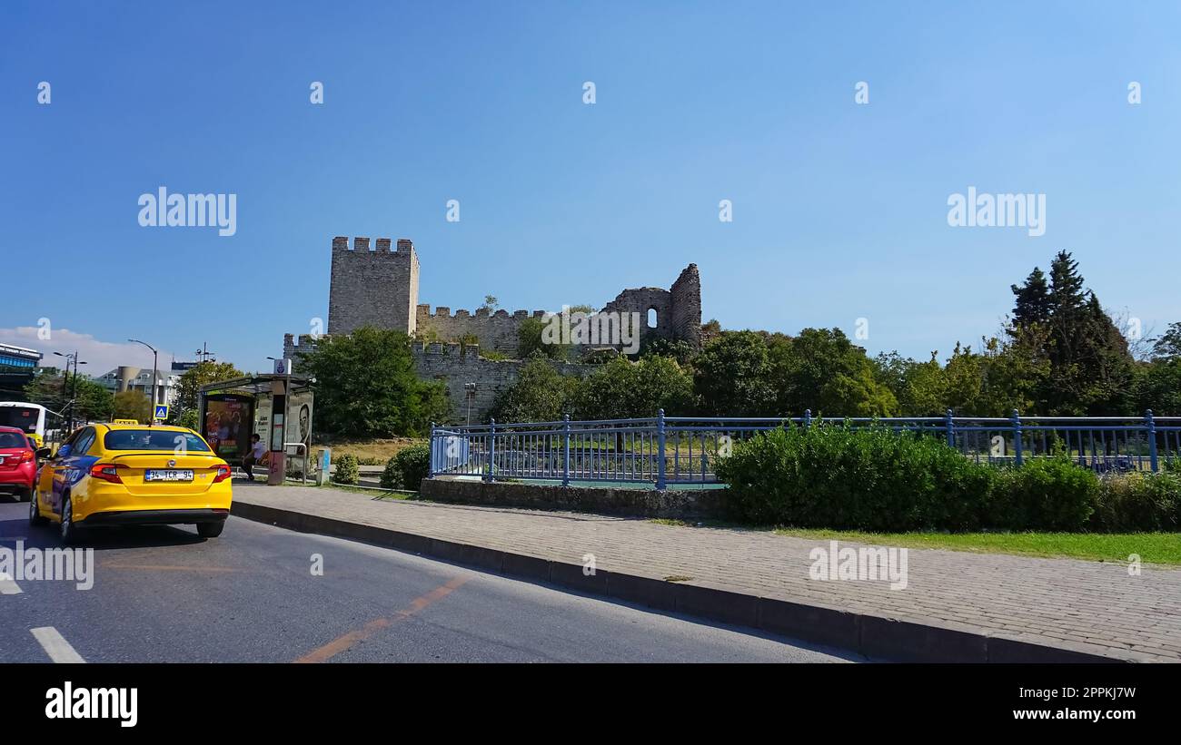 Istanbul, Turquie - 14 septembre 2022 : tours et murs de l'ancienne forteresse, fortification de la ville. Banque D'Images