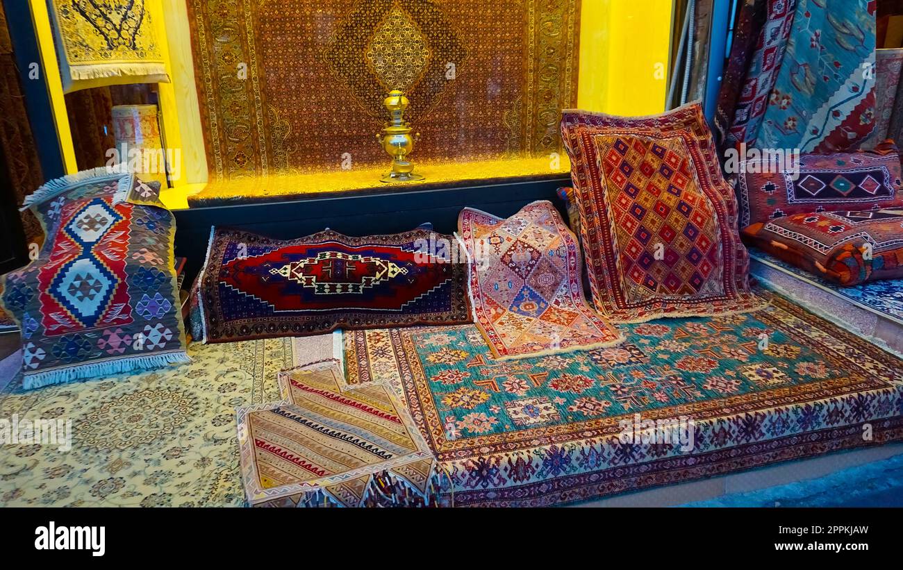 Istanbul, Turquie - 14 septembre 2022: Magasin de tapis ou de tapis de  salle d'exposition à Sultanahmet. Design intérieur et décoration  d'intérieur Photo Stock - Alamy