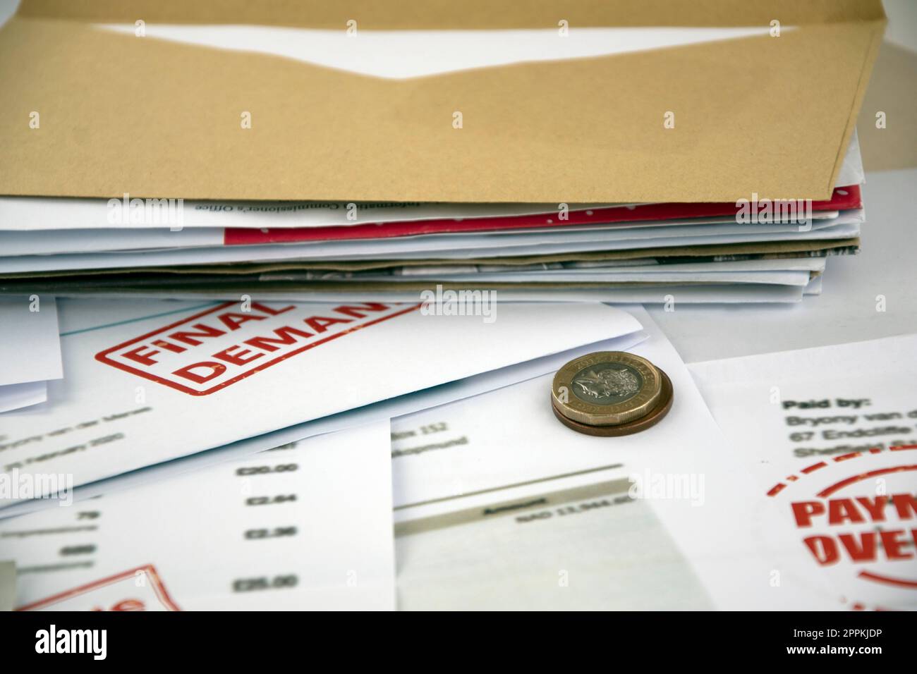 Factures à payer, enveloppes et pièce d'une livre Banque D'Images