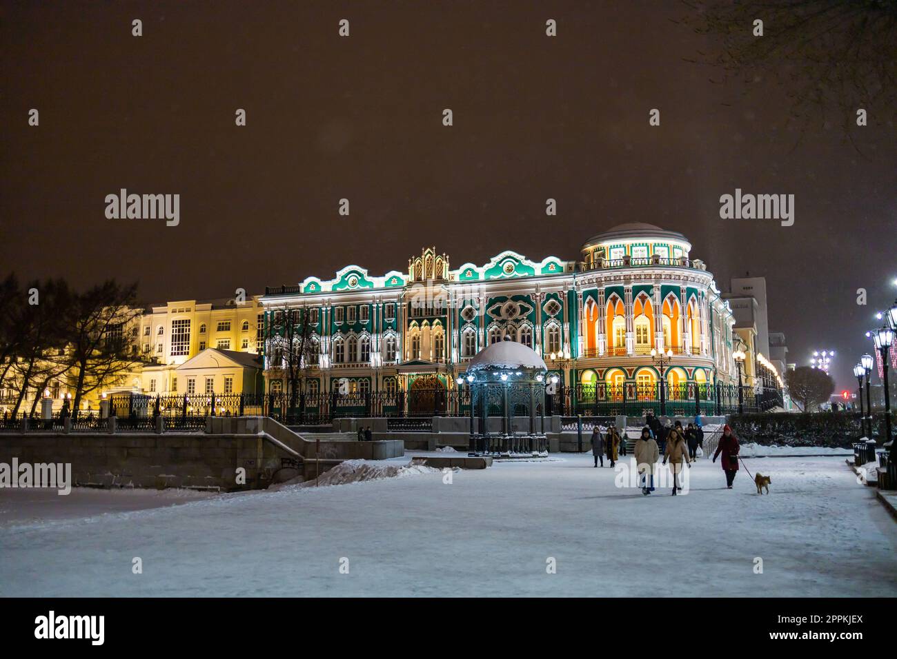 EKATERINBOURG, 18 décembre 2021 : Maison Sevastyanov aussi Chambre des syndicats à Ekaterinbourg en Russie la nuit et la saison hivernale. C'est un palais construit dans le premier quart du XIX siècle sur les rives de l'étang de la ville, formé par un barrage sur la rivière Iset. Banque D'Images