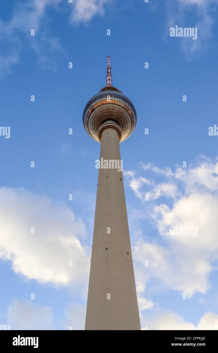 Berlin, Allemagne - 03. Octobre 2022 : iw de la célèbre Alexanderplatz à Berlin Mitte pendant la journée. Banque D'Images