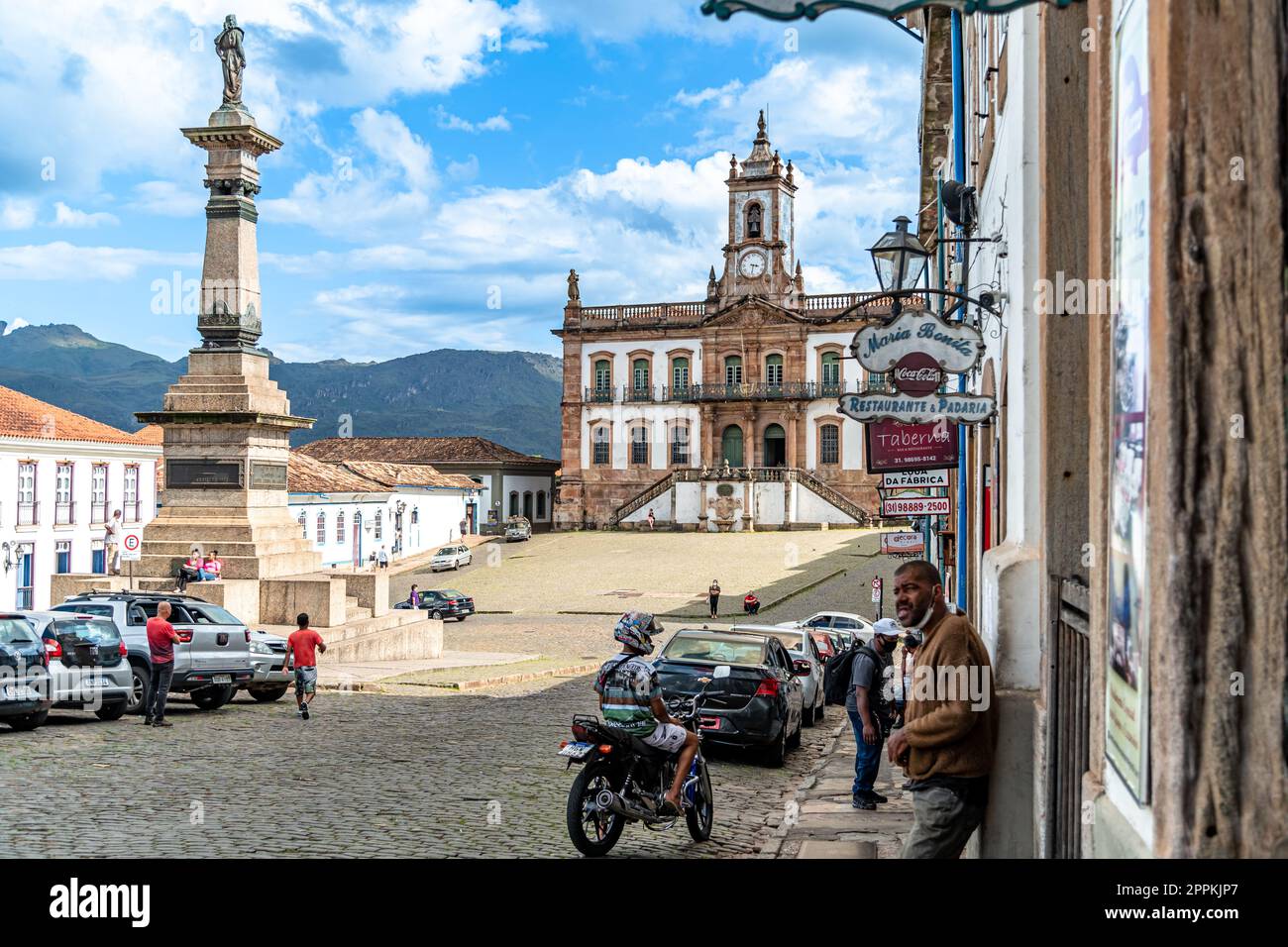 Ouro Preto, Brésil - 4 mars 2022 : l'église, les places et les rues de la ville touristique, unesco Banque D'Images