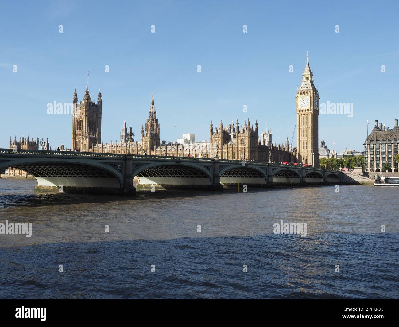 Chambres du Parlement et Westminster Bridge à Londres Banque D'Images