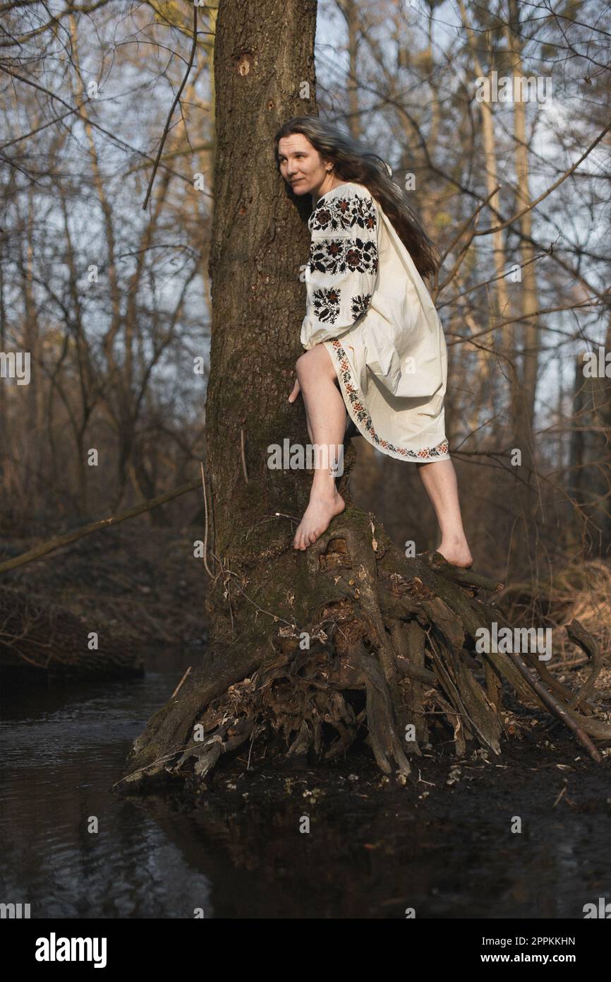 Une femme ukrainienne pieds nus sans peur photographie panoramique Banque D'Images