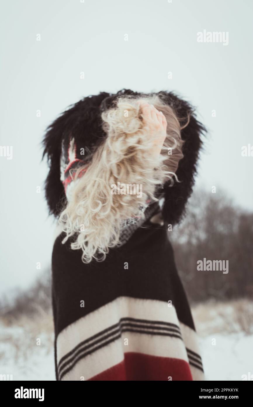 Femme en vêtements ethniques secouant les cheveux bouclés photographie pittoresque Banque D'Images