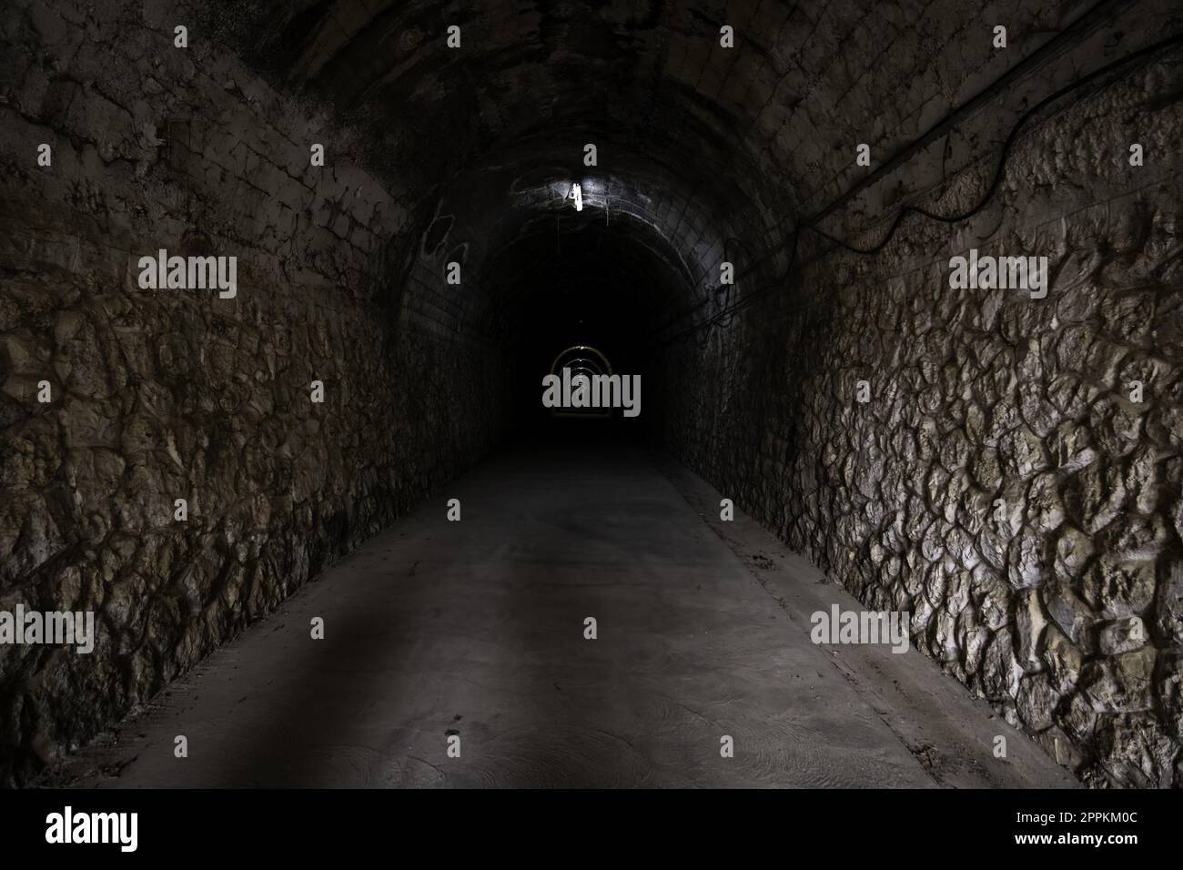 Tunnel sombre dans le noir Banque D'Images