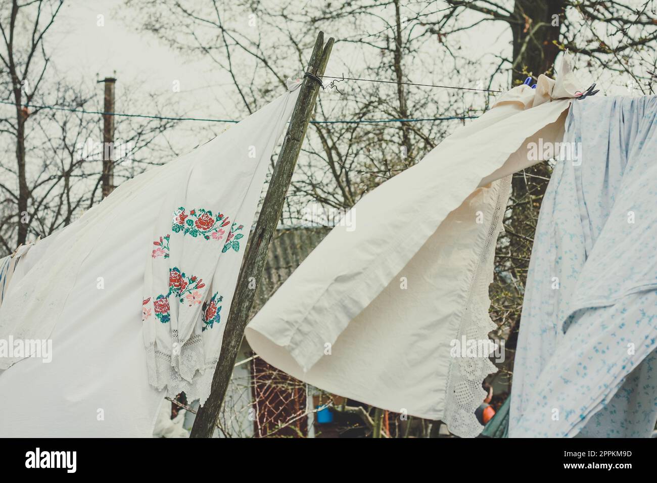 Gros plan sur les vêtements frais lavés sur la corde à linge en bois de vent concept photo Banque D'Images