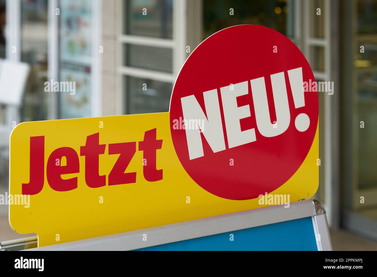 Signe avec l'inscription allemande jetzt neu comme publicité devant un magasin dans le centre de Magdeburg. Traduction : maintenant nouveau Banque D'Images