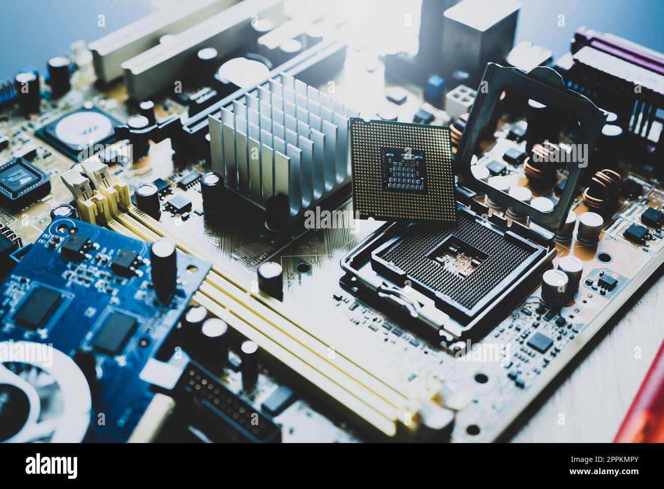 Puce d'ordinateur a focalisation Selective sur support. Chipset sur la carte de circuit électronique de la carte mère de PC à l'atelier de réparation. Puce CPU. Composants électroniques. Matériel informatique. Mettez à niveau la puce du processeur de l'ordinateur. Banque D'Images