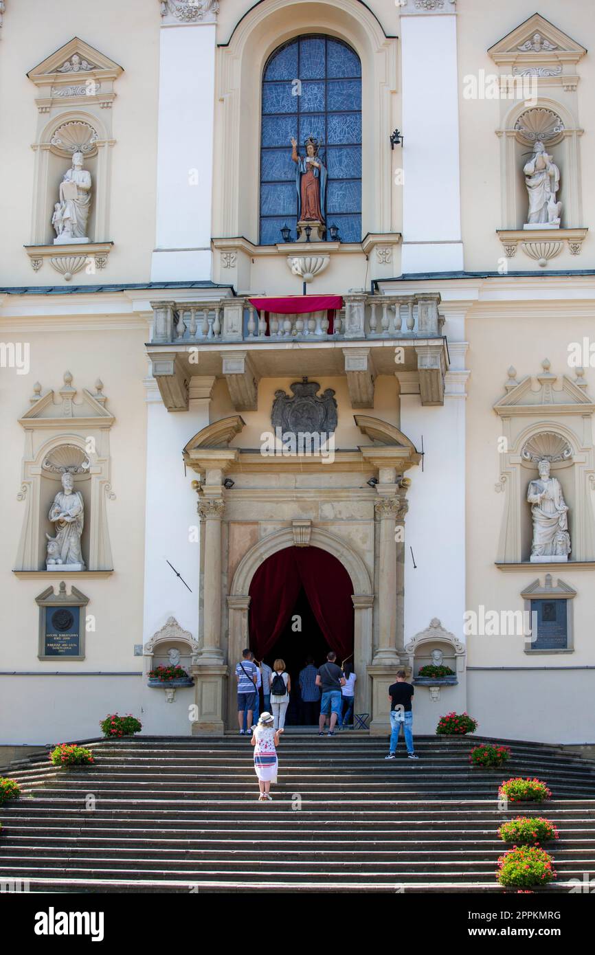 Prier les gens sur les marches de l'église pendant la messe, Kalwaria Zebrzydowska, Pologne. Banque D'Images