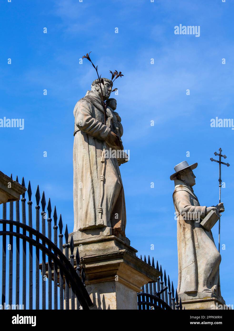 Sculptures de saints devant la passion du 17e siècle et sanctuaire marial des Pères Bernardins, Kalwaria Zebrzydowska. Banque D'Images