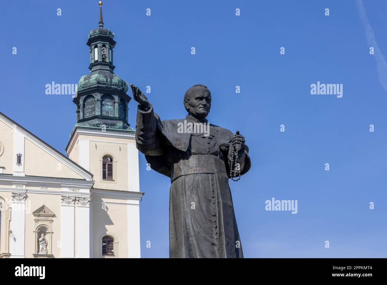 Sculpture du pape Jean-Paul II devant la basilique notre-Dame des Anges du 17e siècle, Kalwaria Zebrzydowska, Pologne. Banque D'Images