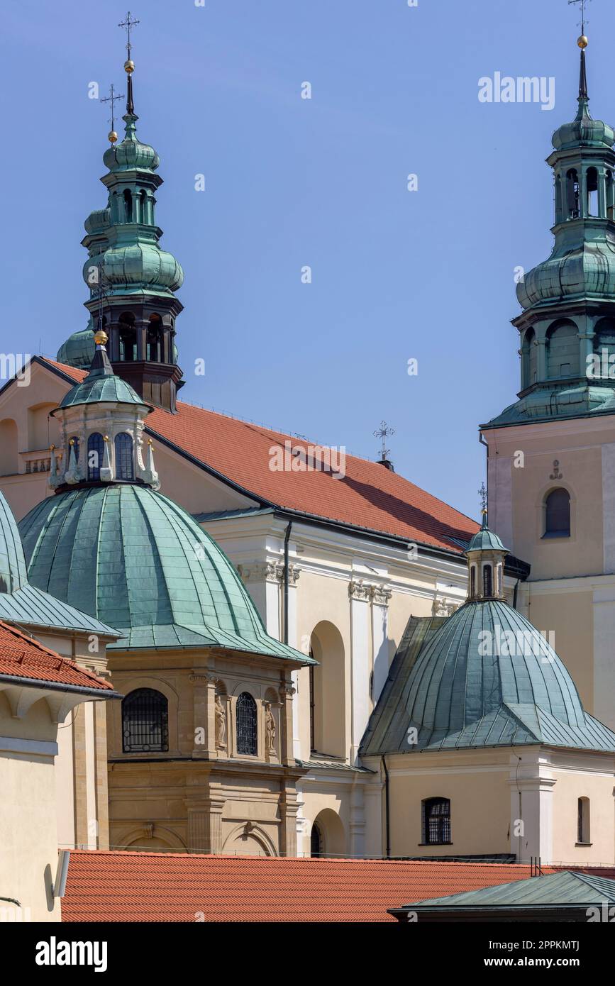 Vue des tours de la passion et du sanctuaire marial des Pères Bernardins et des chapelles, Kalwaria Zebrzydowska, Pologne Banque D'Images