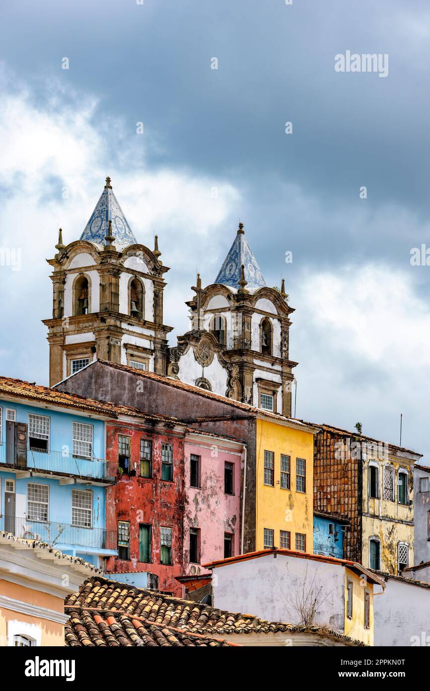 Tours d'église baroques s'élevant entre les vieilles maisons colorées dans le Pelourinho Banque D'Images