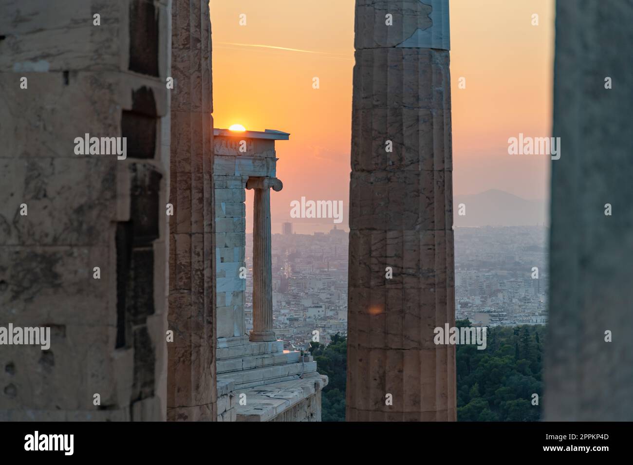 Acropole d'Athènes - Propylaea et Temple d'Athéna Nike au coucher du soleil Banque D'Images
