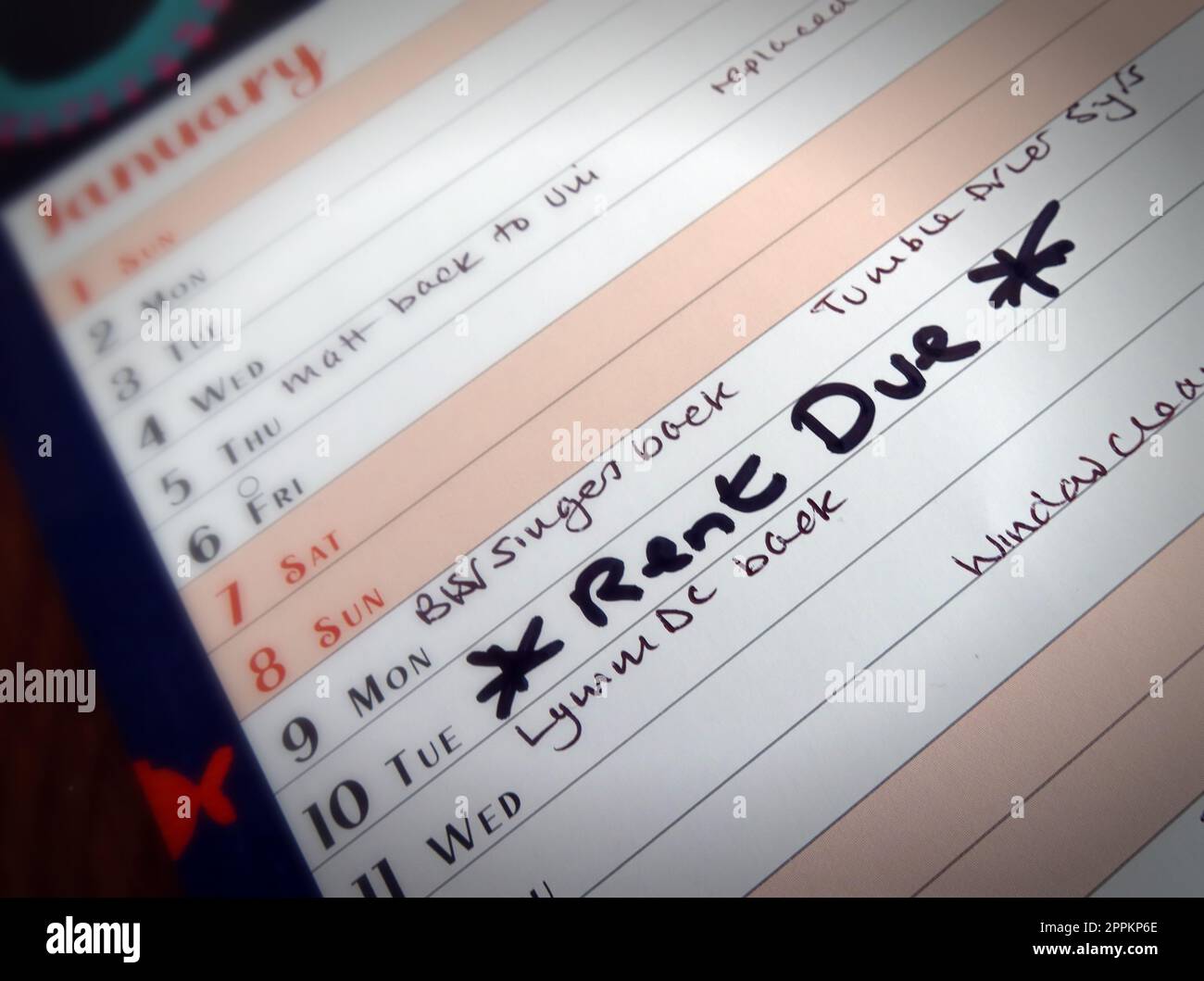 Calendrier des ménages avec événements de rappel, LE LOYER DÛ est indiqué en gras, écrit sur le journal mural Banque D'Images
