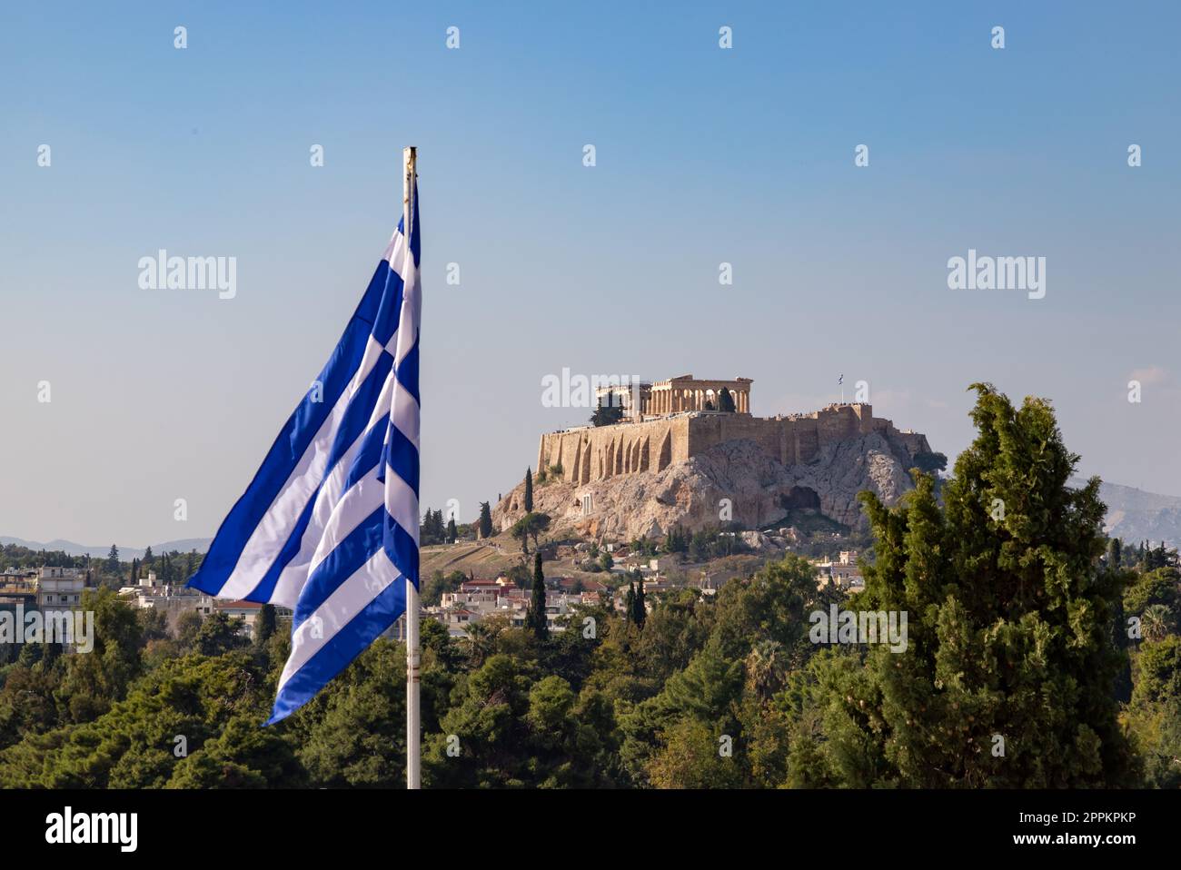 Acropole d'Athènes - Pathénon et drapeau grec Banque D'Images