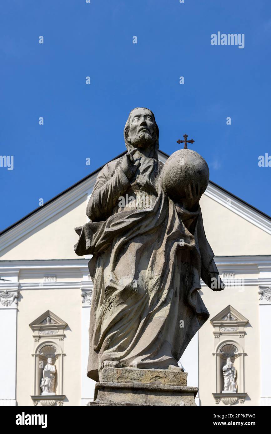 Statue de Jésus Christ devant le sanctuaire de la passion et mariale du 17e siècle des Pères Bernardins, Kalwaria Zebrzydowska. Banque D'Images