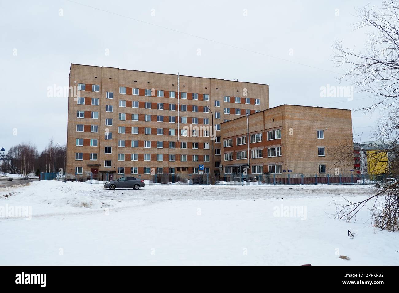 Petrozavodsk, Carélie, Russie 15 janvier 2023 Polyclinique 4 rue Neubrandenburgskaya, district de Klyuchevaya. Institution médicale budgétaire de l'Etat. Un bâtiment en briques de sept étages en hiver. Santé Banque D'Images
