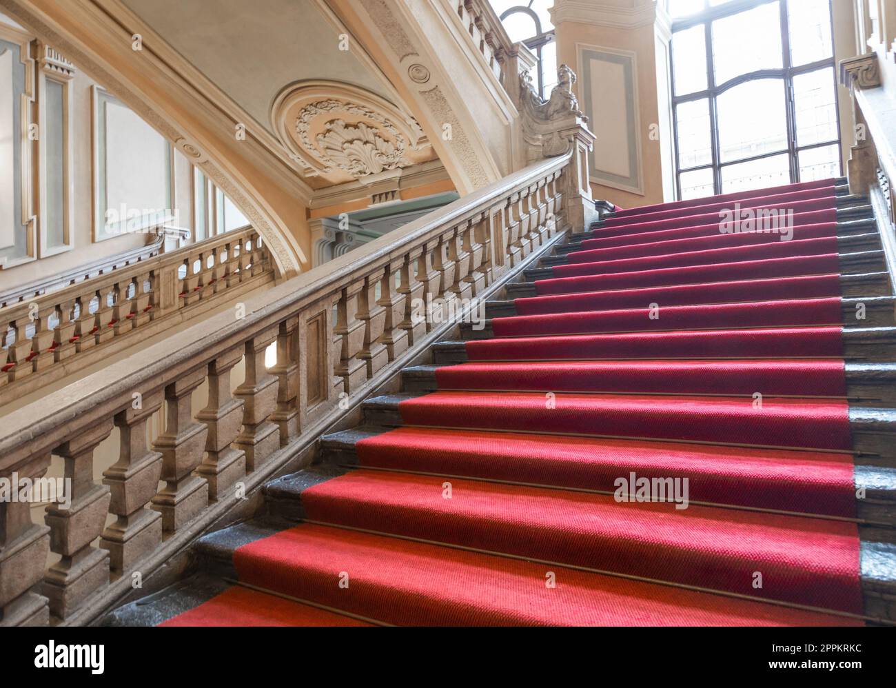 Turin, Italie - escalier Palazzo Barolo. Palais de luxe avec intérieur baroque ancien et tapis rouge Banque D'Images