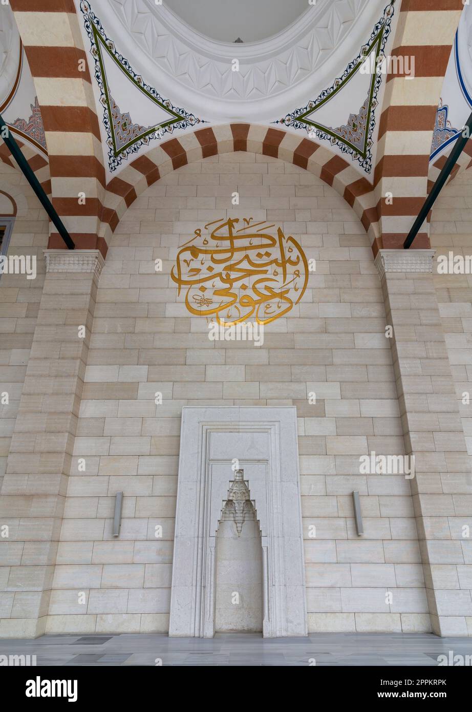 Architecture moderne conception de niches voûtées dans la cour de la mosquée Camlica, Istanbul, Turquie Banque D'Images