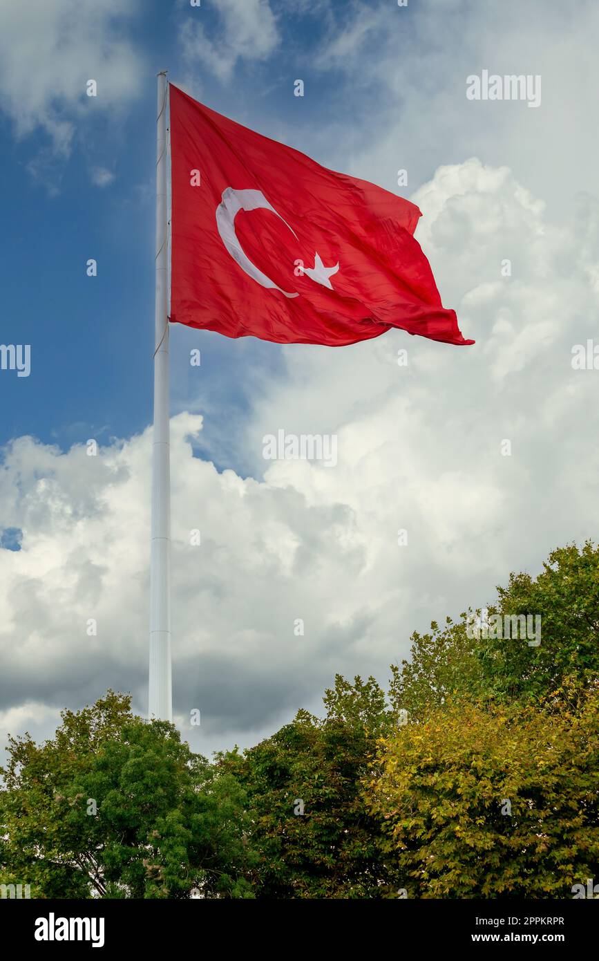 Drapeau turc au parc Camlica contre de lourds nuages, quartier Uskudar, Istanbul, Turquie Banque D'Images