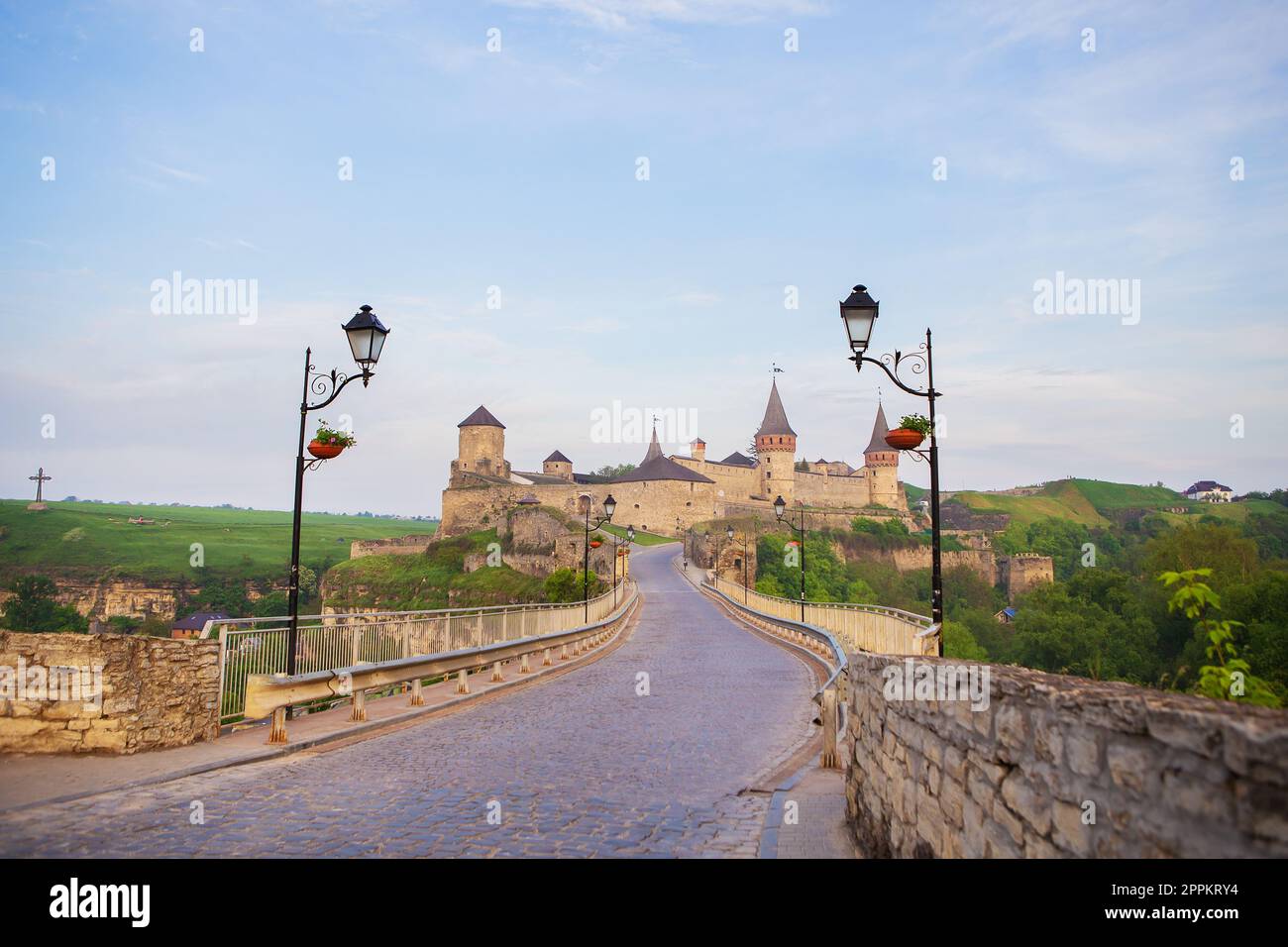 Kamianets-Podilskyi est une ville romantique. Une vue estivale pittoresque de l'ancien château-forteresse à Kamianets-Podilskyi, région de Khmelnytskyi, Ukraine. Banque D'Images