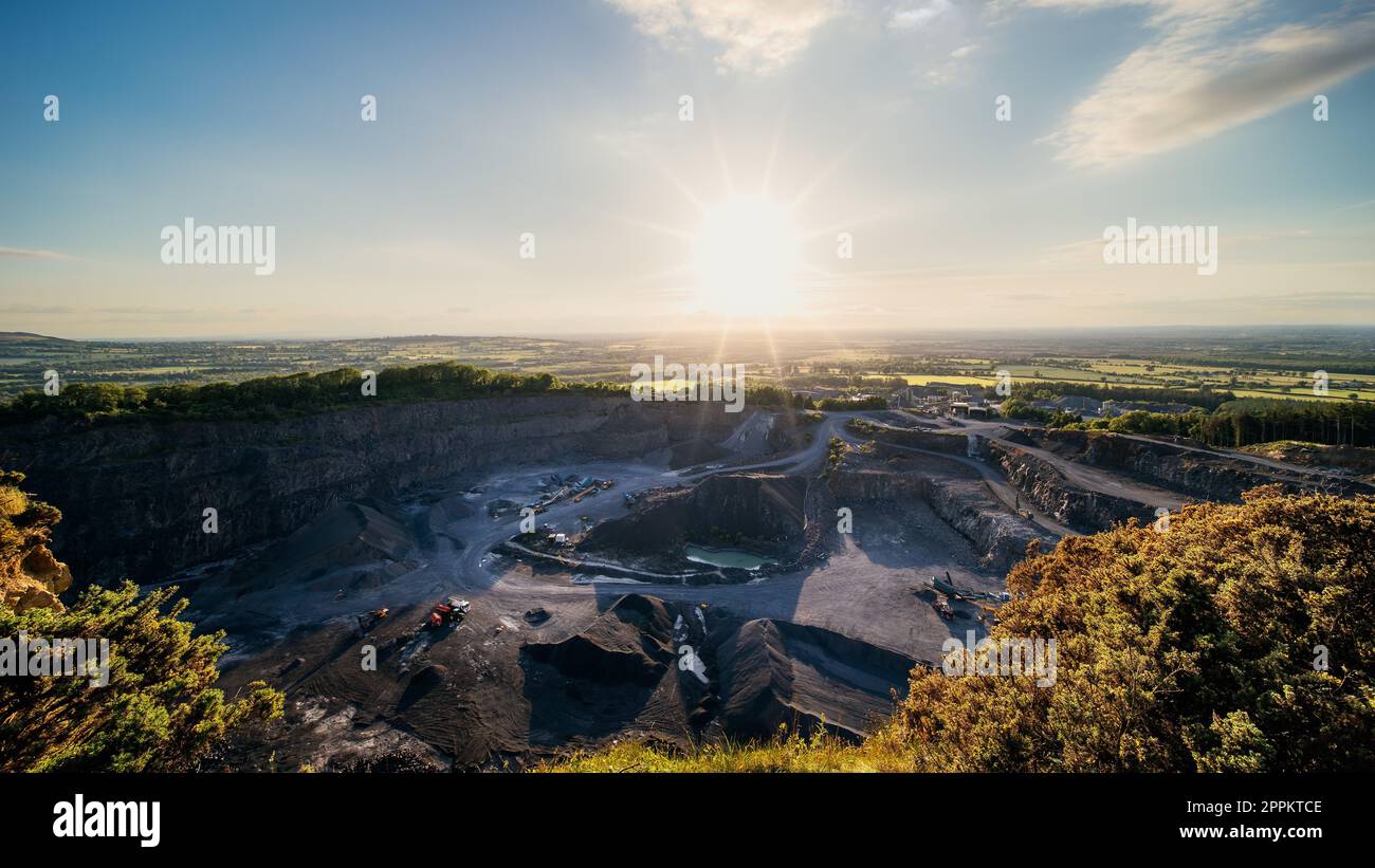 Vue panoramique sur Allen Quarry avec la machinerie lourde en opération, Irlande Banque D'Images