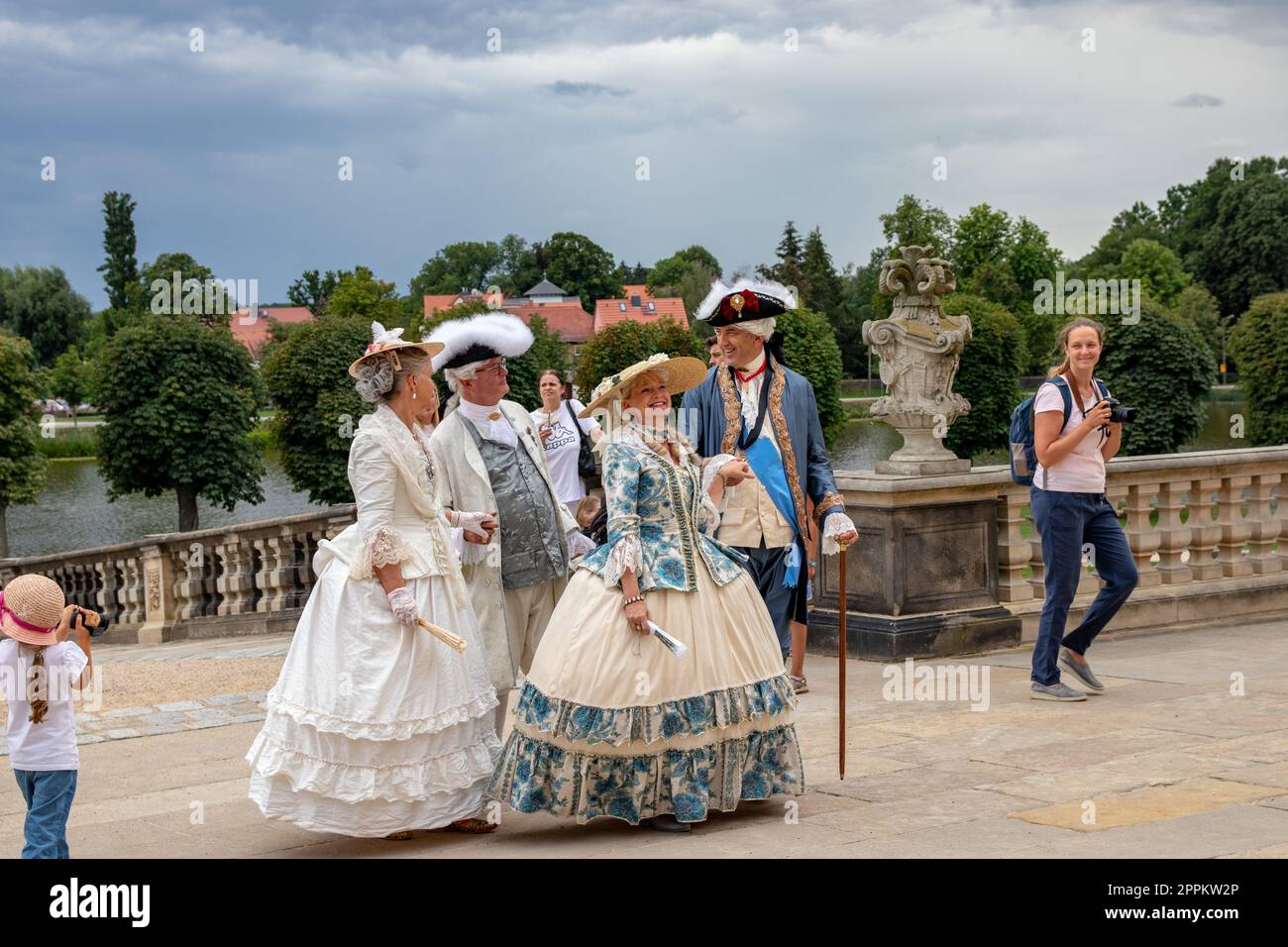 Moritzburg, Allemagne - 23 AOÛT 2020. Les touristes ont la possibilité de s'habiller en costumes baroques et de faire l'expérience d'une visite du château avec danse et Banque D'Images