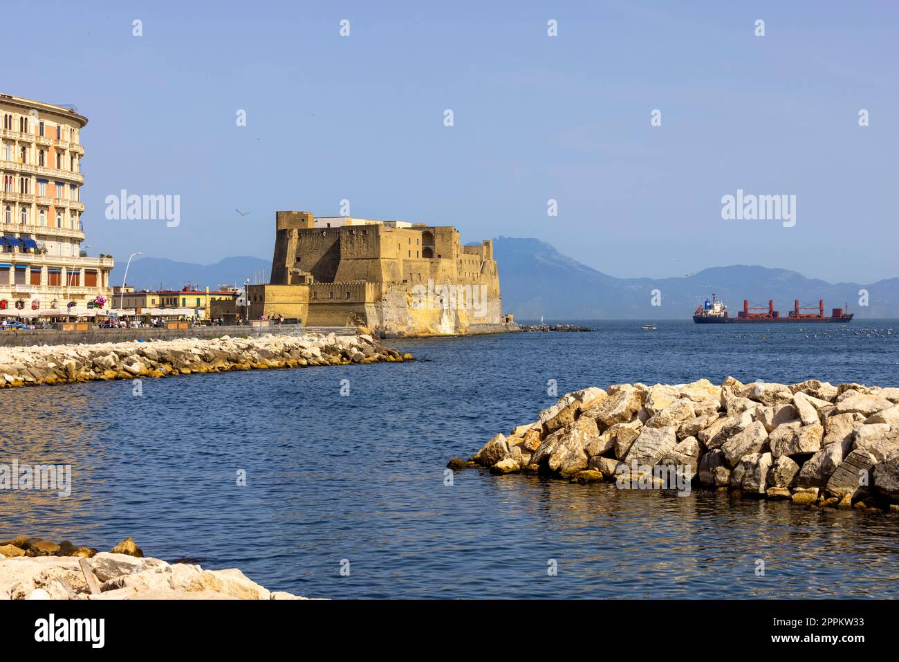 Castel dell'Ovo, château médiéval situé sur une petite île au large de la côte de Naples, en Italie Banque D'Images