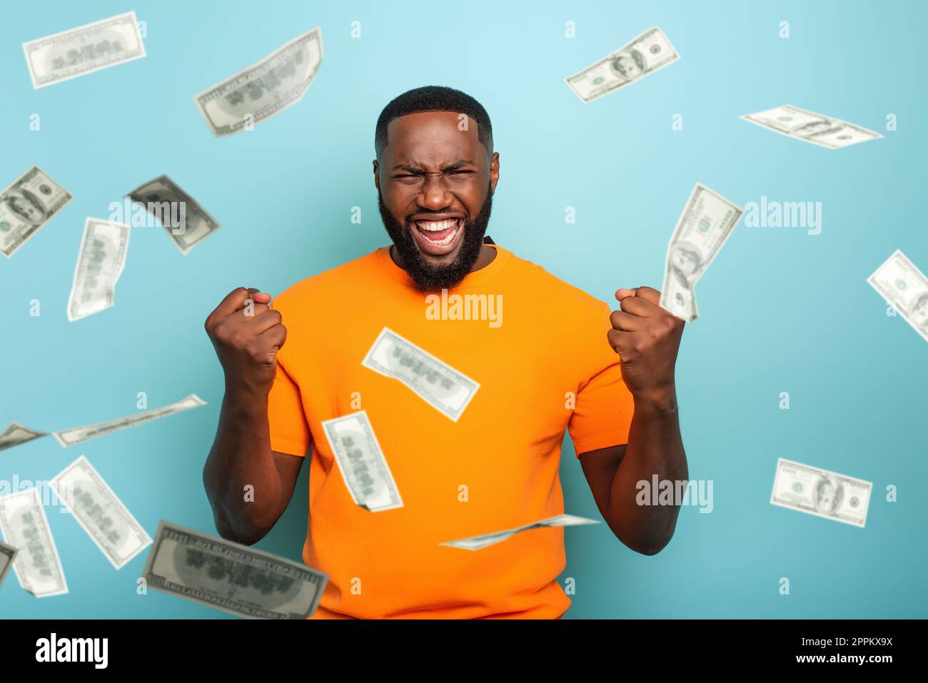 Garçon gagne de l'argent. L'étonnement et la surprise face à l'expression. Fond bleu clair Banque D'Images