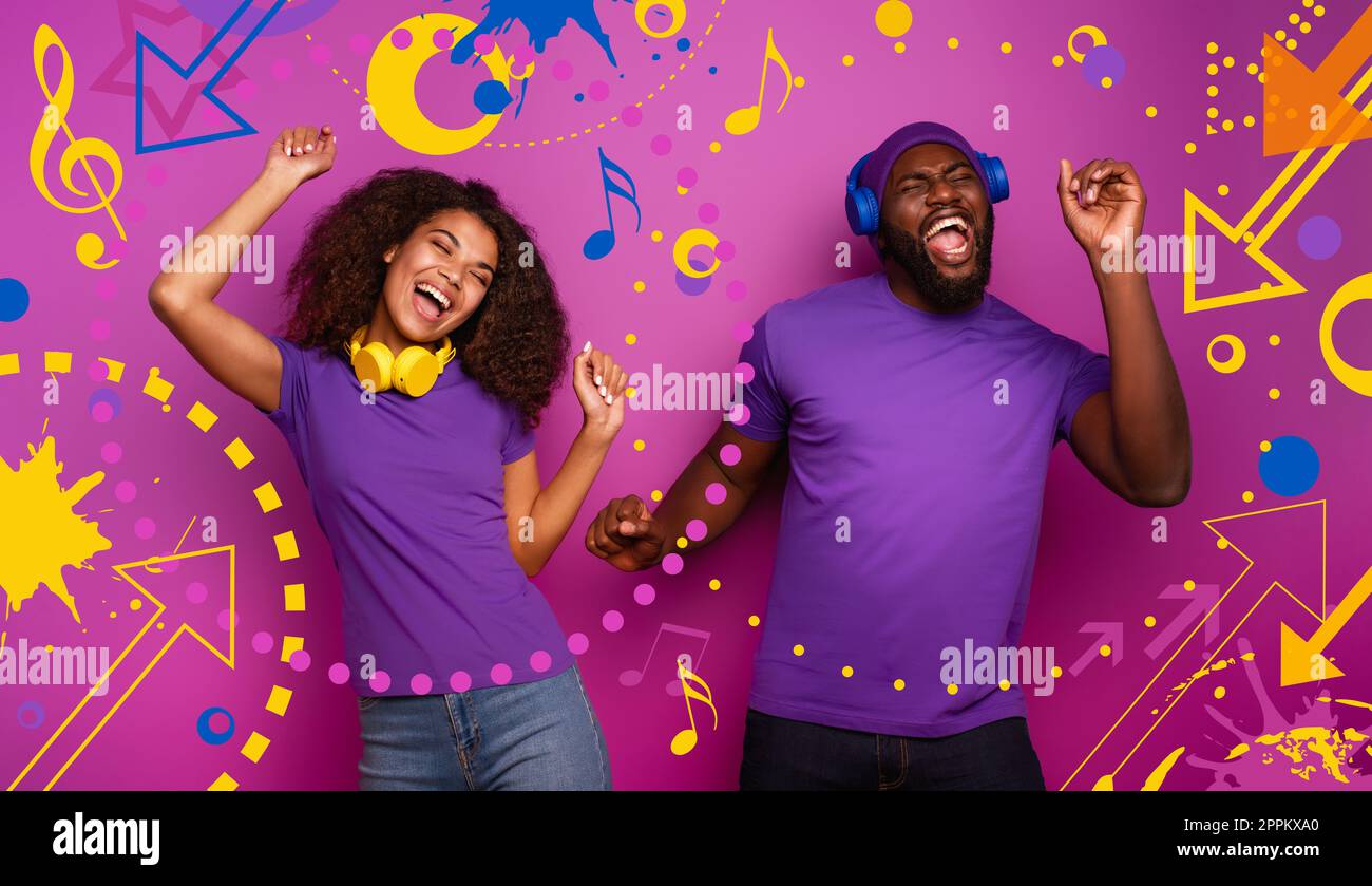 Couple avec casque d'écoute de la musique et de la danse avec énergie sur fond violet avec des formes pop Banque D'Images