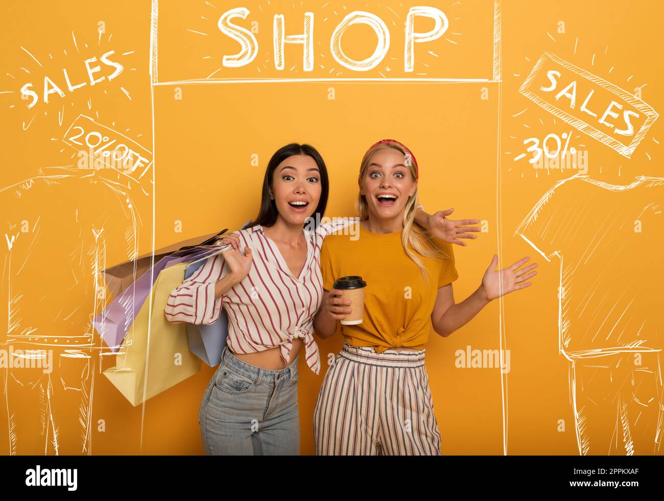 Heureux ami les filles sont surpris par une vente en magasin. expression surprise Banque D'Images