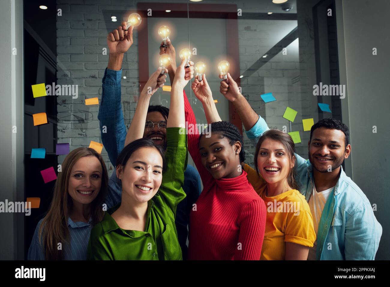 Le travail d'équipe et de remue-méninges avec les hommes d'affaires que concept partager une idée avec une lampe. Concept de startup Banque D'Images