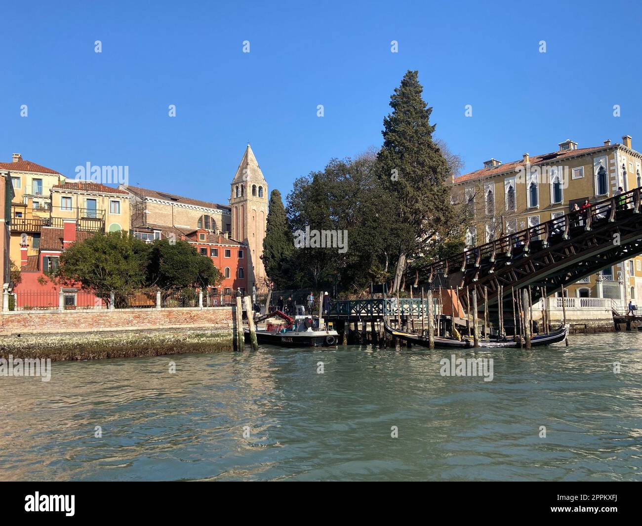 Arrêt de transpot d'eau près du pont dans la ville de Venise Banque D'Images