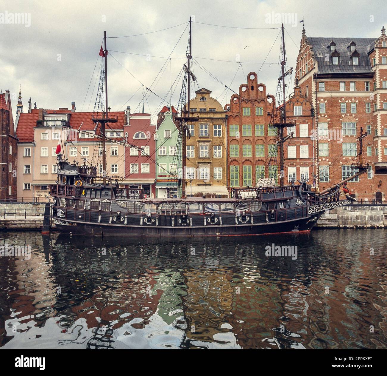 Bateau près du bord de mer dans Gdansk paysage urbain photo Banque D'Images