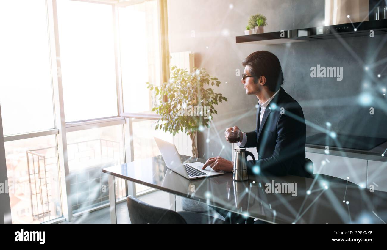 Homme d'affaires travaille à distance à la maison avec un ordinateur portable en raison de la quarantaine du coronavirus. Banque D'Images