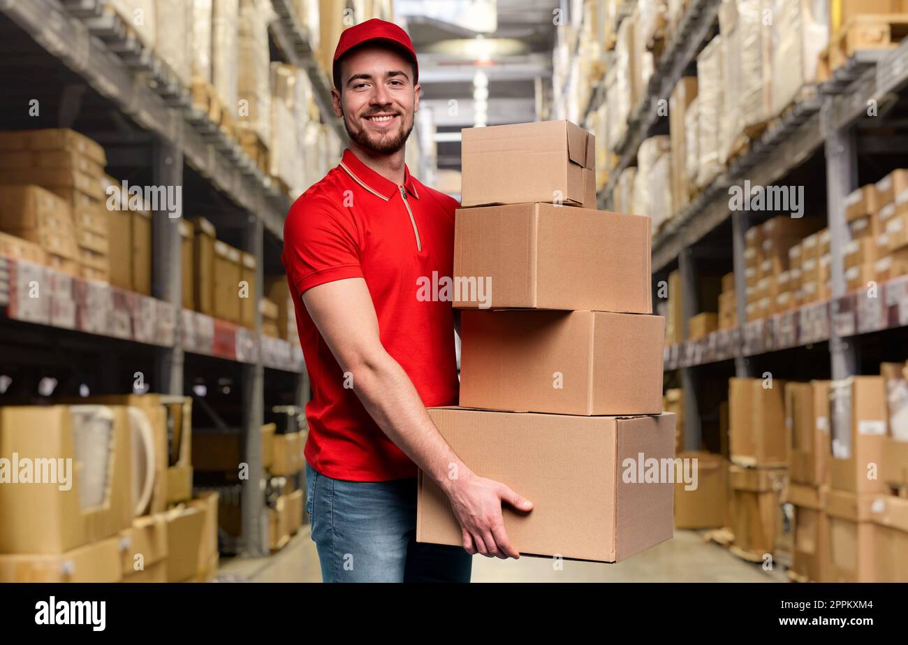 Le service de messagerie a beaucoup de boîtes à la livraison. Expression émotionnelle Banque D'Images