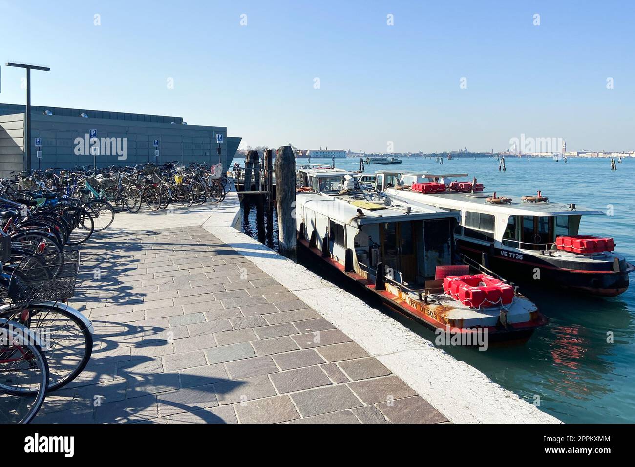 Parking vélo et bateau sur Lido di Venezia, Venise Photo Stock - Alamy